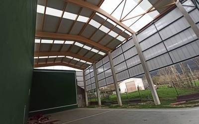 Teilatuko txapak frontoiko kantxan