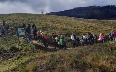 Ostarte eta euri artean, ia ehun umek osatu dute eskolarteko ibilaldi neurtua