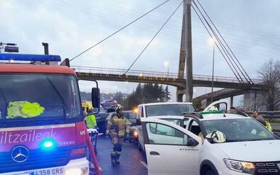 Bederatzi ibilgailuren arteko istripu batek goiz kaotikoa eragin du Txorierrin