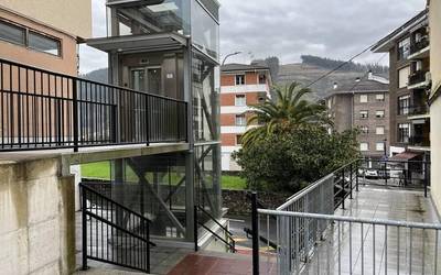 Apatako igogailua geratuta martxoaren 26ra arte