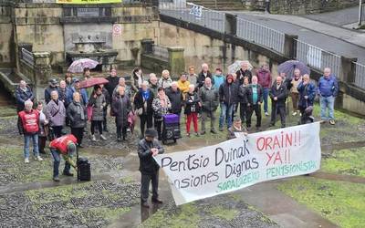 Grebari babesa erakutsi dio pentsiodunen mugimenduak