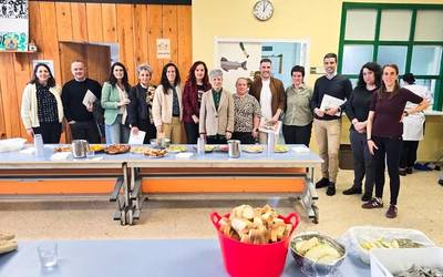 Eskolako jantokiak Hezkuntza Batzordeko parlamentari eta Eusko Jaurlaritzako ordezkarien bisita jaso du