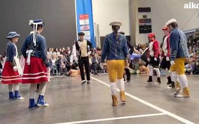 Jendetza elkartu da Larrabetzuko Maskaradan