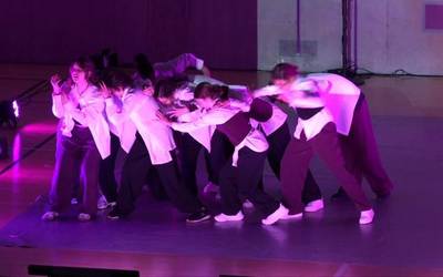 Dantza urbanoa lantzen duten 21 talderen ikuskizunarekin gozatu dute Aretxabaletan