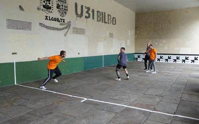 Eskupilota eta elkartasuna uztartu dituzte Algortako I. Etxera Txapelketan