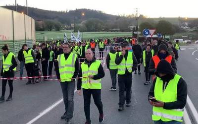 [BIDEOA]: Errepideetako trafiko mozketekin, martxan dago greba orokorra