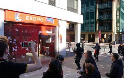 Hainbat establezimendu itxiarazi dituzte piketeek