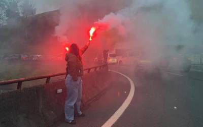 Grebako sindikatu deitzaileen lehen mobilizazioa Elorregin zirkulazioa etetea izan da