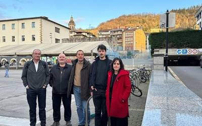 EAJk dio Seminario azpian aparkalekua eraiki izan balitz, Novedadeseko garajeek konponduta izango luketeela sarbidea