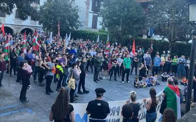 Guttieneko soldata propioaren alde karrikara atera da eskualdeko jendea