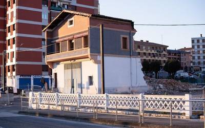 'Peña' biltegia eraisten ari dira