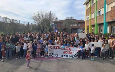 Zubileta ikastetxeko familiek mobilizazioak hasiko dituzte, bi ikasturte daramatzatelako kiroldegiagaz itxita