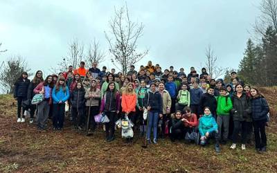 Ikasleek zuhaitzak landatu dituzte Idotorben