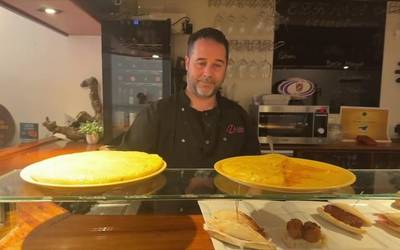 Asier Antia: Ezkiña tabernako patata-tortilla famatuaren atzean dagoen eskua