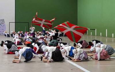 [ARGAZKIAK] 110 dantzarik parte hartu dute Goizuetako Dantzari Egunean