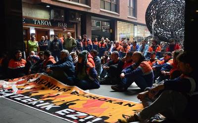 ESK-k salatu du Tubos Reunidosek bi egun baino ez diela eman langileei kaleratze boluntarioen akordioa sinatzeko, eta "xantaitzat" jo ditu ezarritako 