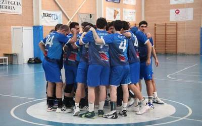 Lauko finala Doneztebera ekartzetik garaipen bakarrera dago Errekako gizonezkoen eskubaloi taldea