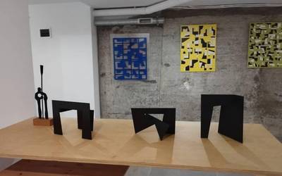 Iñaki Arrillagaren kutxa hutsak,  Garoa liburu dendan ikusgai