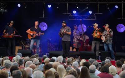 Belharra musika taldearen bluegrass doinuekin gozatzeko aukera domekan