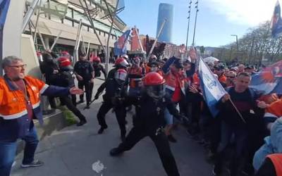 Ertzaintza Tubos Reunidoseko langileen kontra oldartu da BBVAren akziodunen batzarraren aurrean