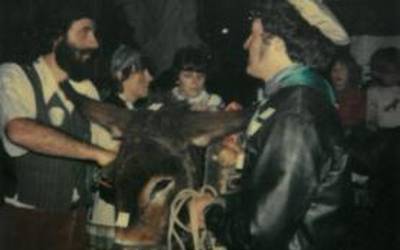 Astoa hartuta Bilbora lehen Korrikan, AEKren alde dirua batzera