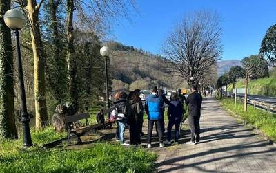 Diego Garciaren eskulturara bisita eginda hasi dira Azkoitia-Azpeitia maratoi erdirako girotzen