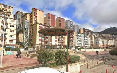 47 urteko gizon bat atxilotu dute Ermuan, anaia labankadaz hiltzen saiatzea leporatuta