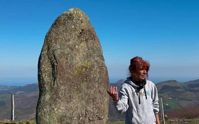Urteko lehen bisita gidatua egin dute Dolmenen Ibilbidean Violeta Bandres adituarekin