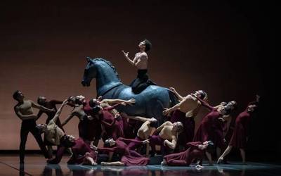 'Sémiramis/Don Juan' ballet ikuskizuna ikustera joateko autobusa jarri du Kursaalek Oriotik