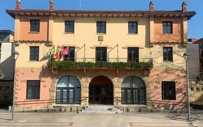 Bide elektronikoak aurrez aurreko arreta gainditu du lehen aldiz Derion