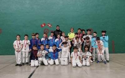 Sutegiko txapelak, banatuta