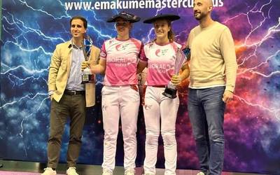 Alize Sagardui goizuetarrak jantzi du Emakume Master Cupeko eskuz binakako txapel handia