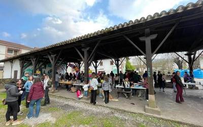 Elizondorat etorritako gazte migratzaileei ongietorria egin diete herritarrek