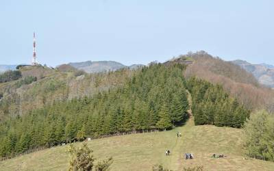 Hiru zakurrek eraso egin diete bi herritarri Karakateko mendigainera bidean