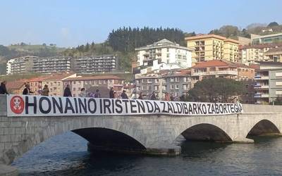 Zaldibarko zabortegiko kutsadura itsasoraino iristen dela salatu dute Deban