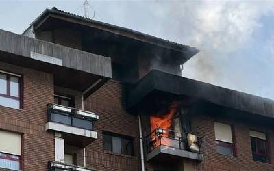 Etxe batek su hartu du Trino Uria kalean