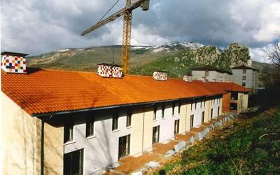 Irurtzunen etxeak eraikitzen