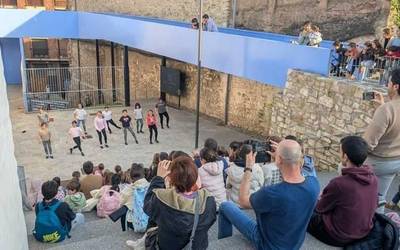 Musikaz eta dantzaz gozatzeko aukera izan dute haurrek zein gurasoek Komentuko lorategian