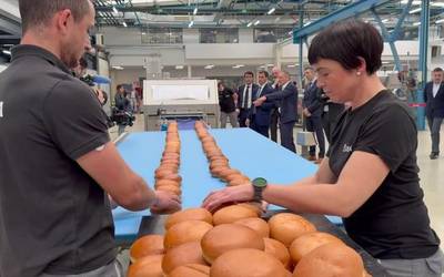 Imanol Pradales lehendakariak Oñatiko Ulma Packaging enpresa bisitatu du