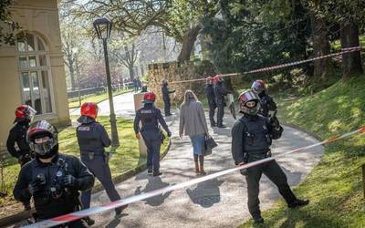 Aiaraldeko Garapen Industrialaren aldeko mahaira eraman dituzte berriro kaleratzeen aurkako aldarriak, presentzia polizial nabarmenarekin