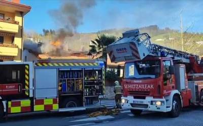 Etxebizitza baten tximiniak su hartu du Antzuolan, kalte materialak eraginez