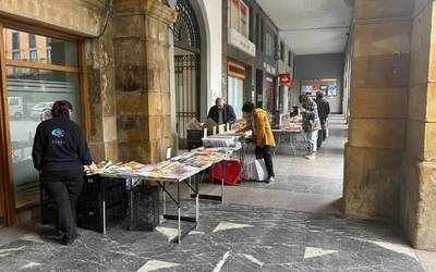 Berreskuratutako liburuen eta diskoen azoka, herriko plazan