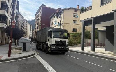 EH Bilduk azalpenak eskatu ditu duela sei hilabete onartutako ibilgailu astunen murrizketan aurrerapenik ez dagoelako