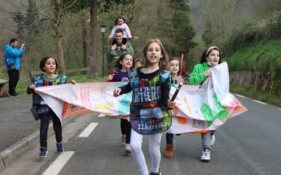 Korrikarako motorrak berotzeko, Korrika Txikia eta afaria elkartean