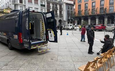 NA eta pasaportea egiten nahiz berritzen ari dira herriko plazan