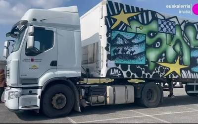 Saharara bidean da botika, elikagai eta osasun baliabide bete kamioi