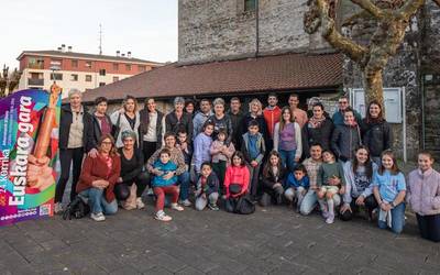 Mallabiko Korrikako lekuko eramaileen talde argazkia