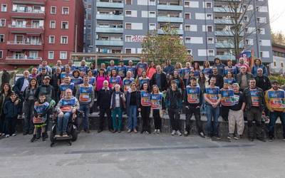 Ermuko Korrikako lekuko eramaleen talde argazkia