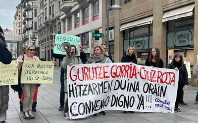 450 egun hitzarmenik gabe daramatzatela salatu dute Gurutze Gorriko langileek