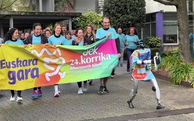 'Isiar' robotak eraman du Korrika kooperatiboaren lekukoa lehen metroetan